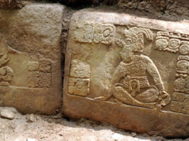 Археологи нашли второе подтверждение грядущего "конца света": согласно резьбе, обнаруженной на каменной лестнице в Ла-Корона, Гватемала, еще в апреле, он случится 21 декабря 2012 года, когда закончится цикл из 5125 лет