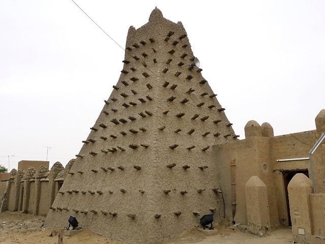 ЮНЕСКО чрезвычайно обеспокоено разрушением исламистами мавзолеев в Мали и призывает международное сообщество защитить древние памятники