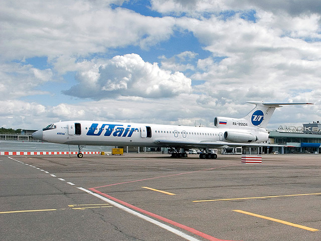 Авиакомпания взяла в лизинг девять самолетов Ту-154 (затем часть судов "ЮТэйр" выкупила, часть - вернула)