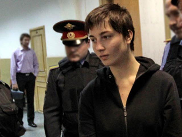 Басманный суд Москвы в понедельник продлил до 6 ноября срок домашнего ареста 18-летней Александре Духаниной, обвиняемой по делу о беспорядках на Болотной площади в Москве 6 мая