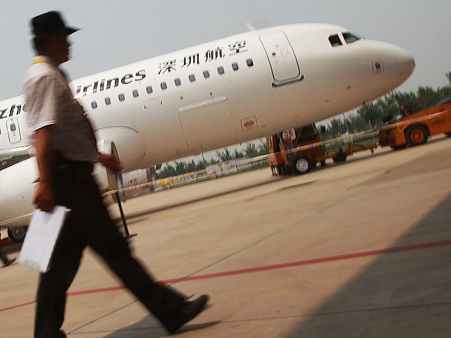 В КНР десять пассажиров, которые оказали помощь в предотвращении захвата самолета в Синьцзян-Уйгурском автономном районе получили от правительства в награду по 100 тыс. юаней (15,7 тыс. долларов)
