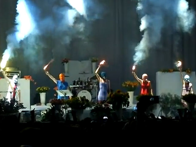 Pussy Riot выступили на московском концерте Faith No More