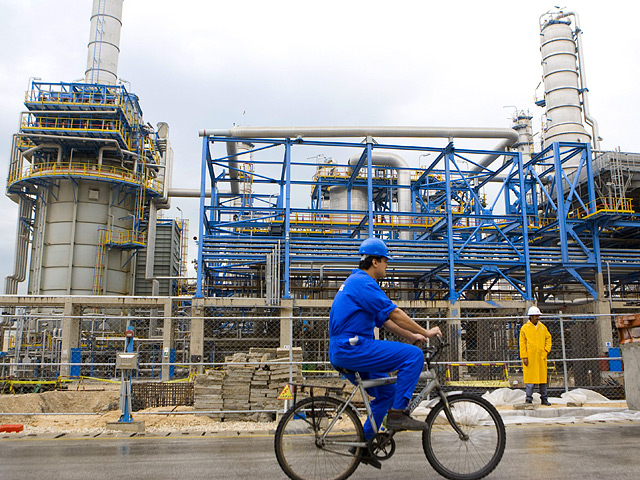 Иранские власти объявили о создании Стабилизационного фонда в размере 14 млрд долларов для развития нефтяной промышленности в условиях нефтяного эмбарго Евросоюза