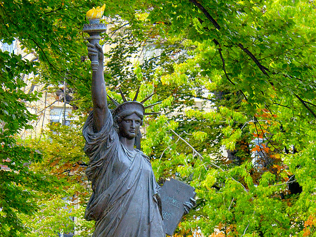 Отреставрированная французская копия Статуи Свободы была перенесена из Люксембургского сада в парижский музей изобразительных и прикладных искусств д'Орсэ