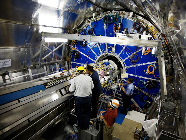 Научный мир затаил дыхание - в среду физики, работающие с Большим адронным коллайдером (БАК), могут сделать долгожданное объявление об открытии "божественной частицы"