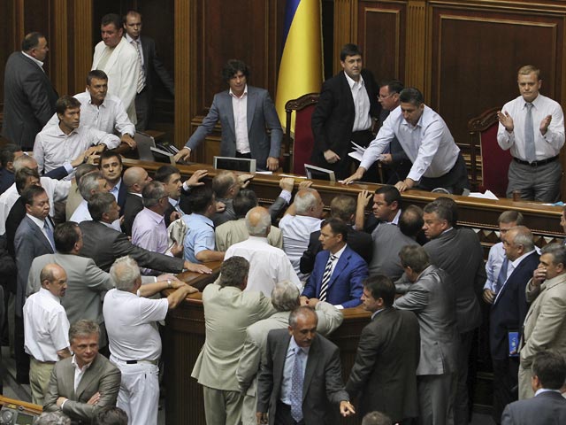 Верховная Рада Украины со скандалом и дракой приняла во втором, окончательном чтении закон "Об основах государственной языковой политики"