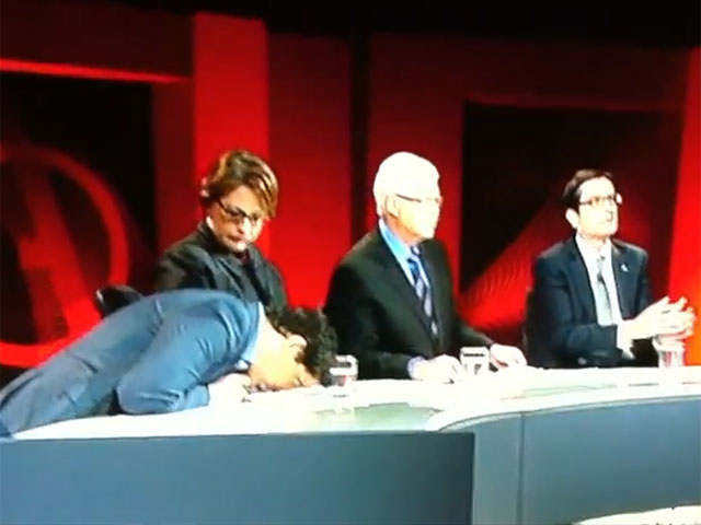 Женщина-депутат возмутила австралийцев поведением на шоу, где политик рухнул без сознания на стол