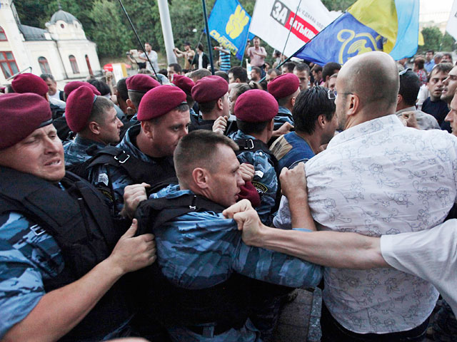 Обстановка в Киеве накаляется: спикер Рады ушел в отставку, бойцы "Беркута" сражаются с митингующими