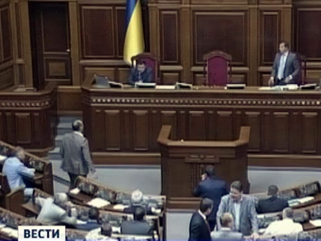 Несколько депутатов от разных фракций украинского парламента в среду отозвали свои голоса, отданные накануне за скандальный закон о языках