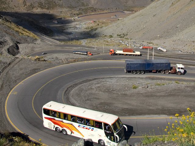 В Чили в результате столкновения микроавтобуса с грузовиком погибли 11 человек, 15 ранены