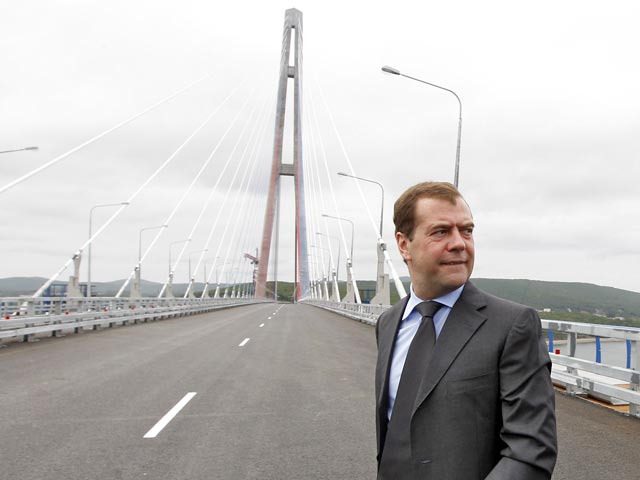 Вантовый мост через залив Золотой Рог - объект, строящийся во Владивостоке к саммиту АТЭС, - пока не готов к эксплуатации. После того как накануне в символической церемонии его открытия принял участие глава правительства, мост снова закрыли для пешеходов