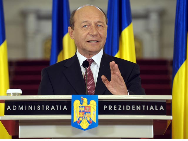 Румынский парламент пытается объявить импичмент президенту Бэсеску, тот обвинений не признает  
