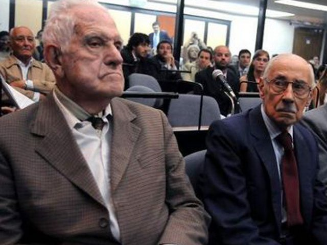 Двое бывших аргентинских диктаторов признаны виновными в похищении появившихся на свет детей политзаключенных в годы военной хунты (1976-1983)