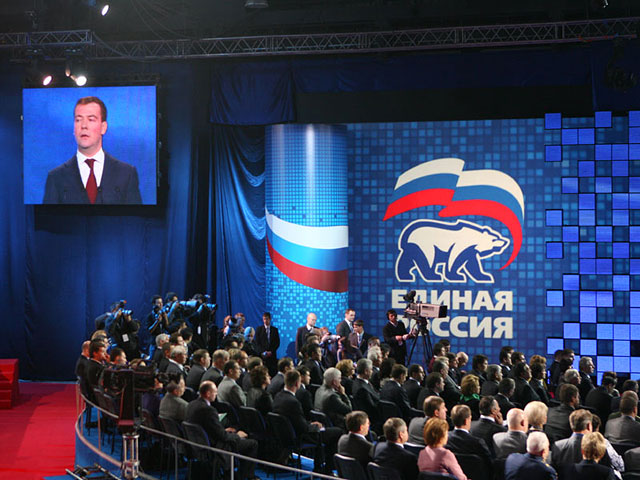Пресса: "Единая Россия" скоро покажет, что не считает Медведева своим лидером