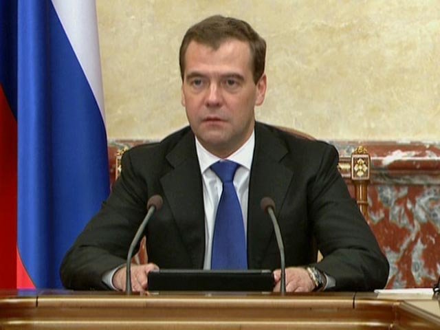 Премьер Медведев предложил не спешить с выполнением оборонного заказа, который утвердил будучи президентом