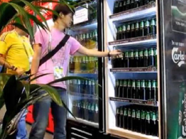 Бесплатное охлажденное пиво от одного из спонсоров Чемпионата Европы по футболу свело с ума спортивных журналистов, которые окружили холодильник и обчистили его за считанные минуты