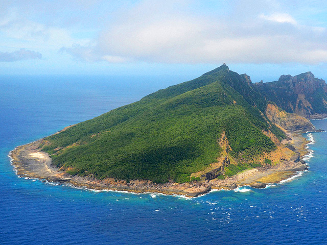 Правительство Японии рассматривает возможность приобретения у частного владельца нескольких островов Сенкаку в Восточно-Китайском море, сообщил в субботу журналистам премьер-министр страны Йосихико Нода