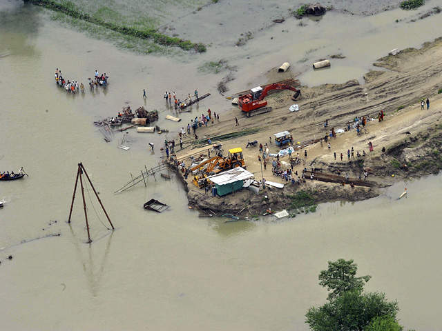 Индийская армия проводит спасательную операцию на севере страны, где в субботу мощный селевой поток перерезал горную дорогу