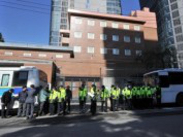 Гражданин Республики Корея выразил протест против действий правых японских националистов, врезавшись на небольшом грузовом автомобиле в ворота посольства Японии