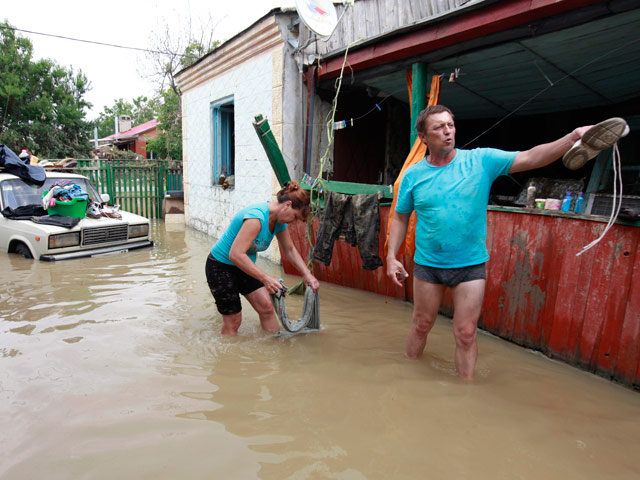 Жители Кубани, затопленной наводнением, осаждают здания местных администраций, пытаясь добиться компенсаций, первичной материальной помощи и ответа на вопрос: был ли слив из Неберджаевского водохранилища намеренным