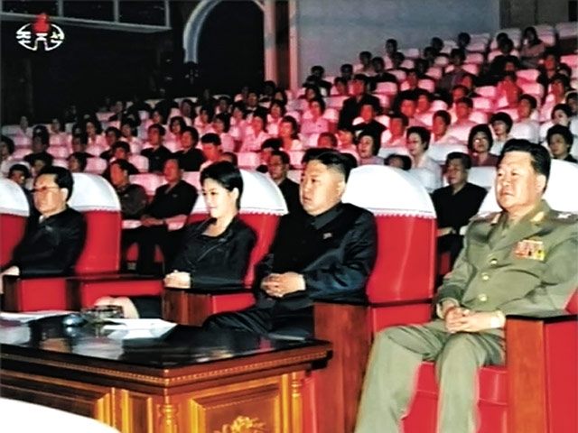 Северокорейское государственное телевидение в минувшие выходные дважды показало кадры, на которых был запечатлен лидер страны Ким Чен Ын в компании некой молодой женщины - по предположениям экспертов, либо жены, либо сестры главы государства