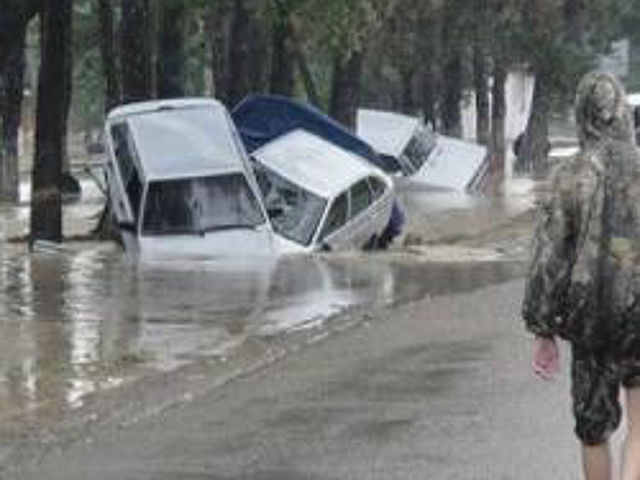 Второй день кришнаиты раздают горячие обеды и собранную одежду пострадавшим жителям Крымска и других населенных пунктов, оказавшихся в зоне сильнейшего наводнения, обрушившегося на регион в ночь с 6 на 7 июля