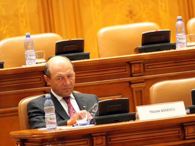 Конституционный суд Румынии признал законной процедуру импичмента президенту Траяну Бэсеску, за который проголосовал парламент 6 июля