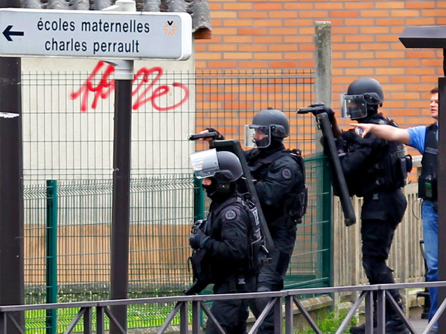Французская полиция и спецназ окружили детский сад в парижском предместье, в котором преступник удерживает заложников