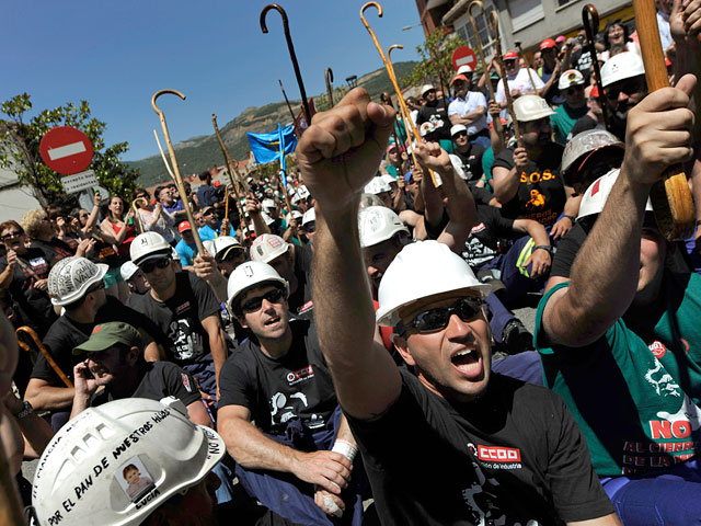 После двух месяцев забастовок работников угледобывающей промышленности Испании, сотни протестующих шахтеров вошли в столицу страны Мадрид