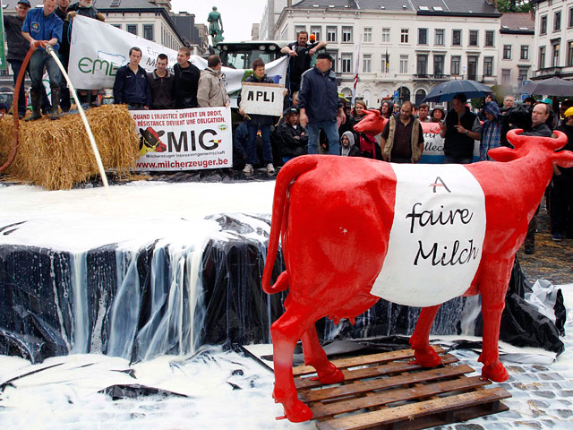 Европейские производители во вторник выразили свой протест против кризиса перепроизводства, который охватил молочную отрасль Европы, и вылили на улицы Брюсселя рядом со зданием Европарламента тысячи литров молока