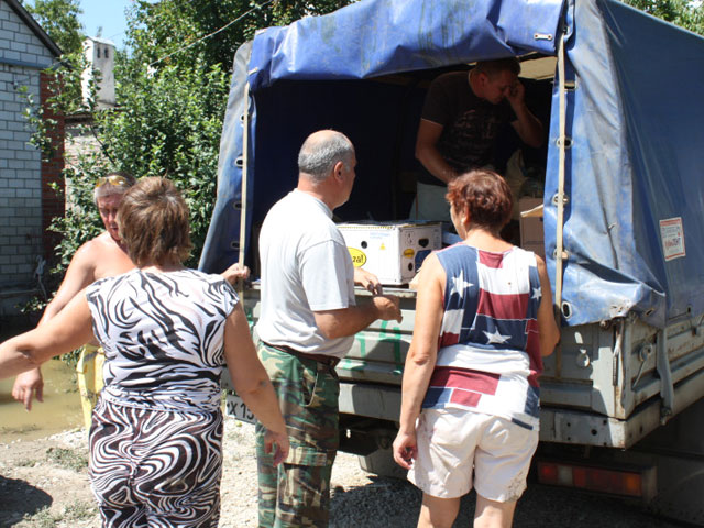 Жители города Крымска Краснодарского края, наиболее пострадавшего в результате сильнейшего наводнения на прошлой неделе, недовольны размерами компенсаций