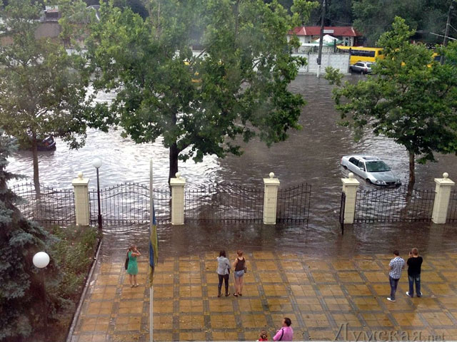 На фоне страшной трагедии на Кубани, где из-за наводнения погибли более 160 человек, сильнейшая буря с дождем и крупным градом обрушилась на украинский город Одессу
