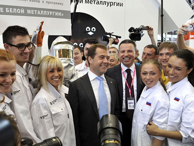Председатель правительства Дмитрий Медведев в четверг прибыл в Екатеринбург, где посетил выставку "Иннопром-2012", посвященную новейшим технологиям и разработкам в промышленной индустрии страны