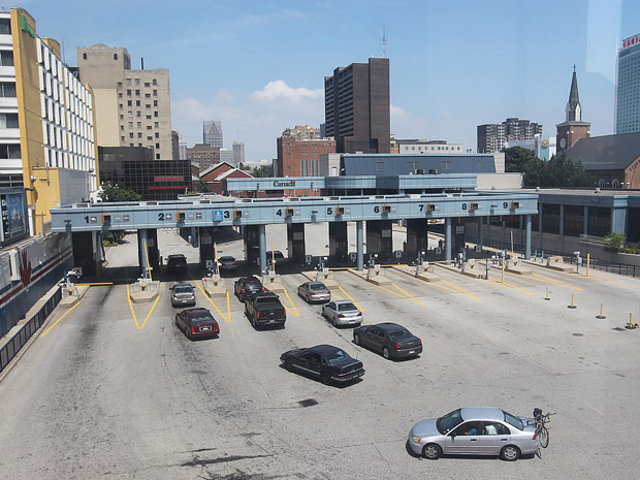 Автомобильный туннель, соединяющий американский Детройт (штат Мичиган) и канадский город Виндзор, закрыли из-за поступившего анонимного звонка о заложенной в нем бомбе