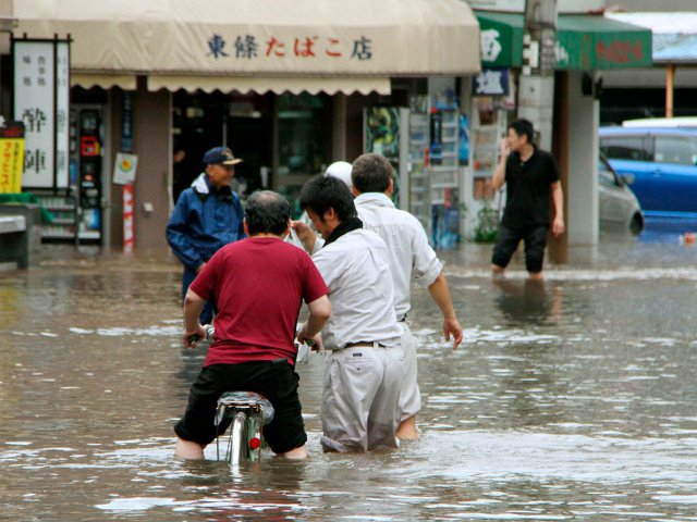 На южном японском острове Кюсю по меньшей мере 18 человек погибли в результате разлива рек, оползней и наводнений, вызванных мощными ливнями