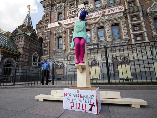 Очередная акция в защиту Pussy Riot прошла накануне днем в Санкт-Петербурге: активистка "распяла" себя у храма Спаса-на-Крови на деревянном кресте