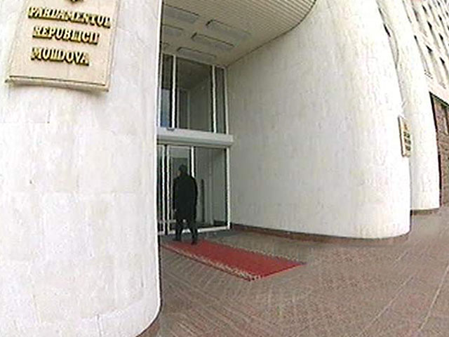 Парламент Молдавии принял поправки в закон об удостоверениях личности, разрешающие гражданам отказываться от получения удостоверений личности и биометрических паспортов