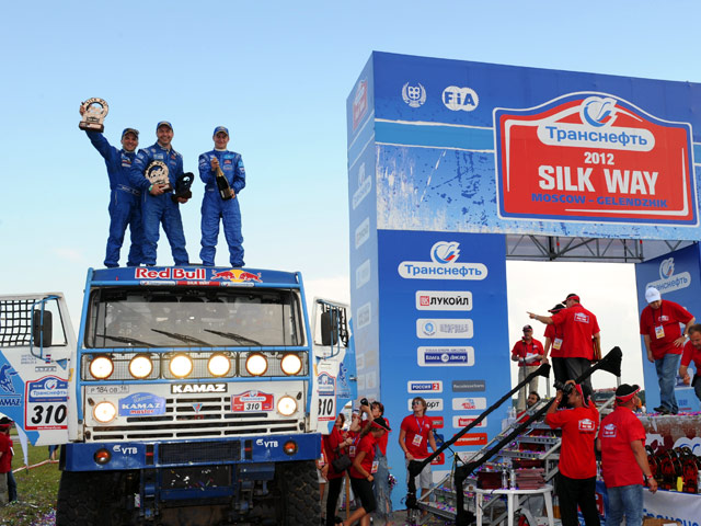 Ралли-марафон "Шелковый путь" завершился в четверг в Майкопе триумфом двух российских экипажей