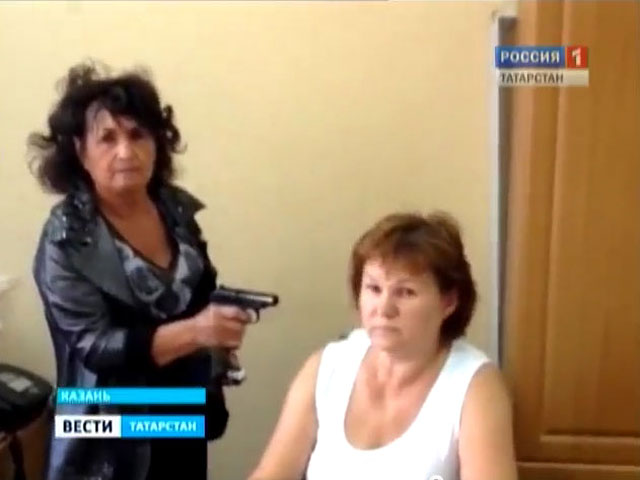 В пятницу Верховный суд Татарстана оставил под стражей 68-летнюю Галиябану Фахруллину, которая в начале июля с пневматическим пистолетом ворвалась в нотариальную контору, взяла заложников и угрожала взорвать бомбу