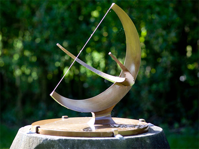 Полиция английского графства Хартфордшир собирает любую информацию, касающуюся кражи работы знаменитого британского скульптора Генри Мура "Солнечные часы" (Sundial), которая исчезла из парка в его поместье Перри-грин