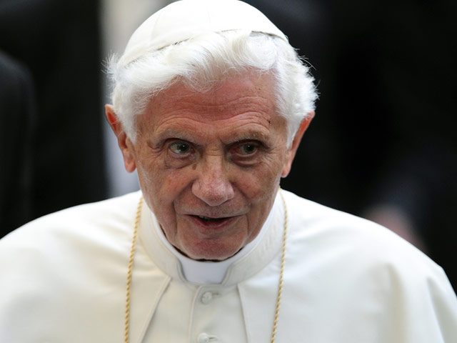 Папа Римский Бенедикт XVI во время отпуска завершает работу над третьим, заключительным томом книги "Иисус из Назарета" и апостольским обращением, посвященным проблемам Ближнего Востока