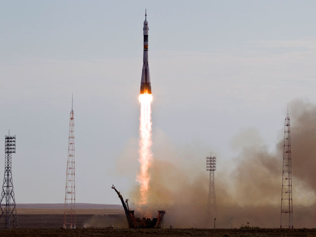 С космодрома "Байконур" успешно запущен к Международной космической станции корабль "Союз" с очередным экипажем