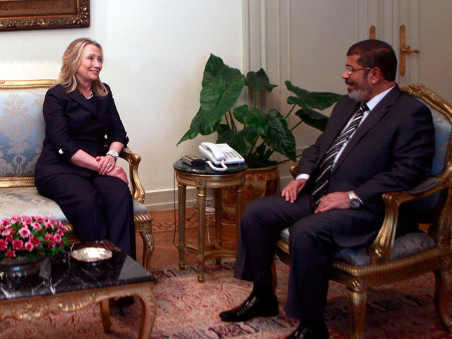 Госсекретарь Хиллари Клинтон провела в Каире первую встречу с президентом Египта Мухаммедом Мурси, подтвердив поддержку США новому руководству страны