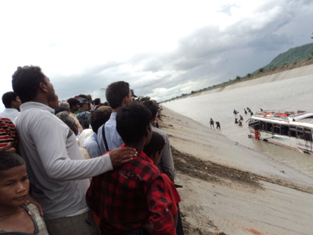 В Непале по меньшей мере 35 человек стали жертвами дорожно-транспортного происшествия на западе страны. Автобус, перевозивший около 75 паломников из Индии в город Тривени, съехал с трассы и упал в водоем