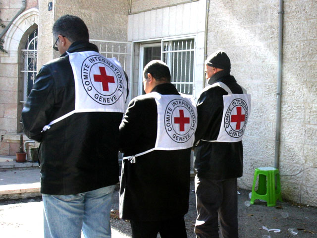 Международный комитет Красного Креста (МККК) заявил в воскресенье, что отныне расценивает конфликт в Сирии как гражданскую войну и требует соблюдения международного гуманитарного права на всей территории страны