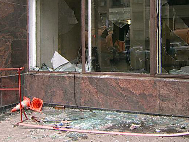 В воскресенье рано утром пятеро неизвестных в масках открыли стрельбу из пистолета и разбили окно в здании кафе "Жи Есть"