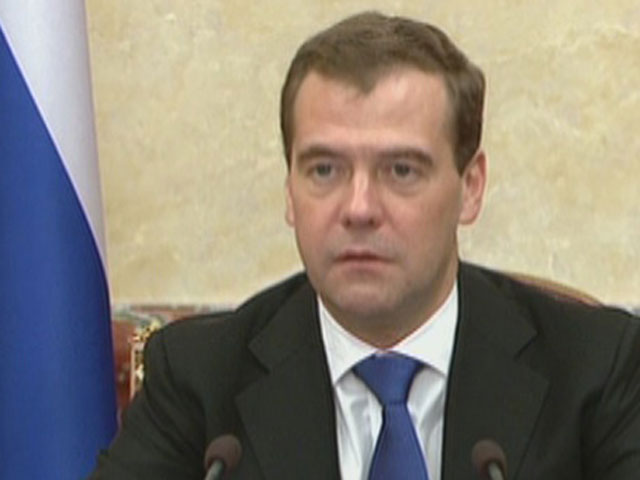 Премьер Медведев запретил олимпийцам болтаться по "русским домам"