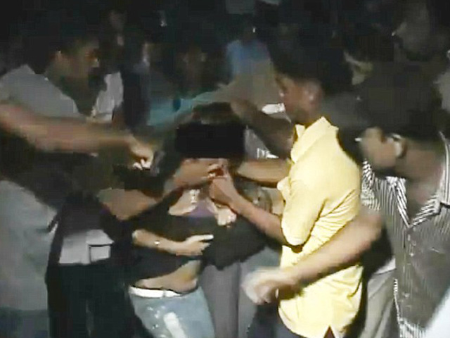 Толпа мужчин накинулась на девушку, вышедшую из бара индийского города Гувахати поздно вечером, и начала ее избивать
