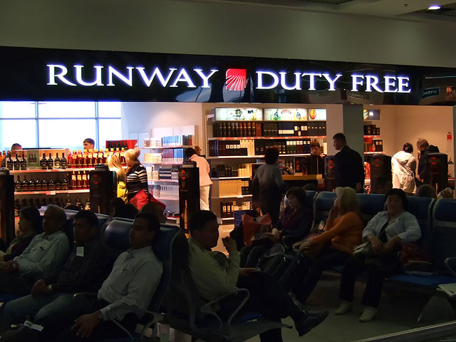 В аэропорту "Домодедово" конфискуют алкоголь из Duty Free на 40 миллионов рублей