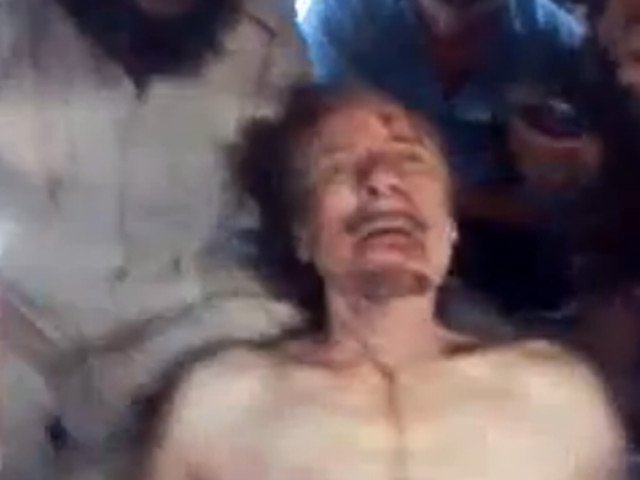 Спустя девять месяцев после убийства бывшего главы Джамахирии Муаммара Каддафи опубликовано очередное шокирующие видео, запечатлевшее то, каким изощренным издевательствам подвергли его тело победители-повстанцы